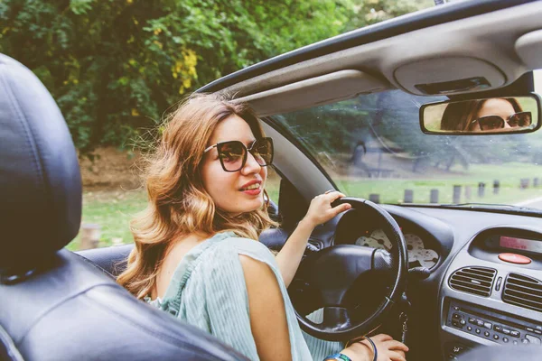 Una Mujer Muy Joven Conduciendo Auto Descapotable Conducir Chica Feliz — Foto de Stock