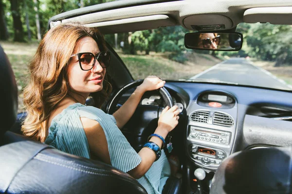 여성이 컨버터블 운전하고 있습니다 여름날 해피걸 선글라스를 안에서 여자의 카메라맨을 — 스톡 사진