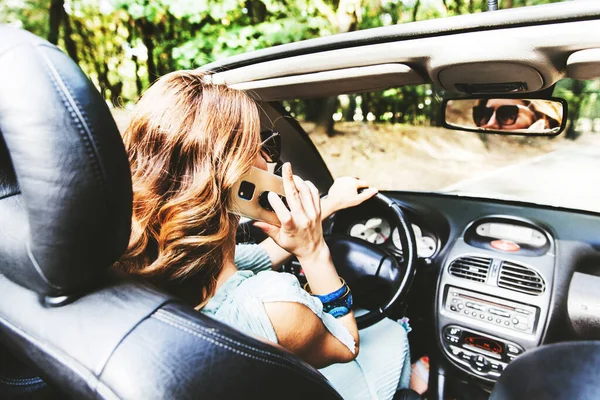 Mujer Bastante Joven Hablando Por Teléfono Conduciendo Coche Descapotable Día —  Fotos de Stock