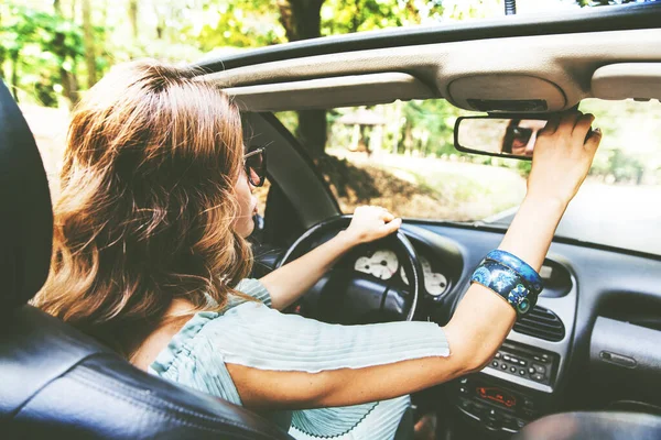 Femme Dans Voiture Réglage Voiture Rétroviseur Jolie Jeune Femme Conduisant — Photo