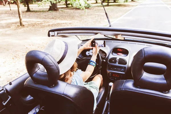 Mujer Joven Conduciendo Coche Descapotable Día Verano Través Naturaleza Disfrutando —  Fotos de Stock