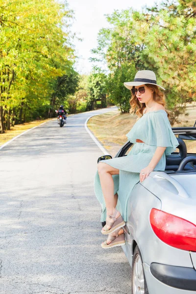 Attractive Woman Posing Convertible Car Happy Pretty Girl Outdoor Fashion — Stock Photo, Image