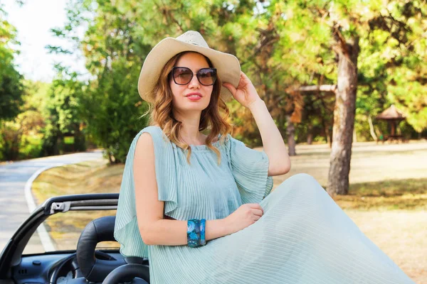 Attractive Woman Posing Convertible Car Happy Pretty Girl Outdoor Fashion — Stock Photo, Image