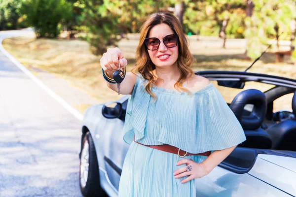 Arabanın Anahtarını Gösteren Gülümseyen Kadın Portresi Anahtara Odaklan Yaz Güneşi — Stok fotoğraf