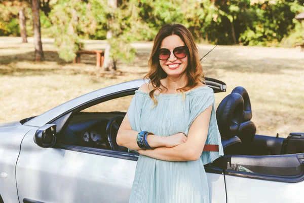 Jolie Fille Belle Femme Penchée Posant Voiture Convertible Portrait Mode — Photo