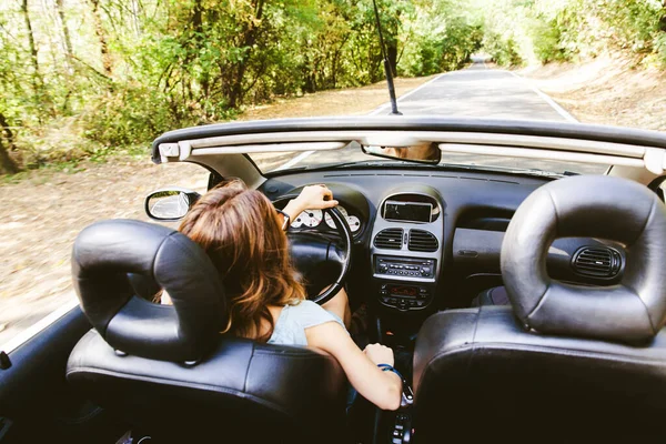 自然を通して夏の日にコンバーチブル車を運転若い女性 美しい一日をお楽しみください女性ドライバーのバックビュー 真っすぐ道を見ると — ストック写真