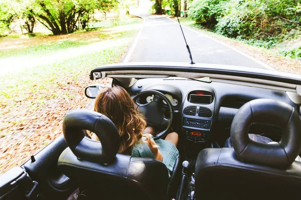 自然を通して夏の日にコンバーチブル車を運転若い女性 美しい一日をお楽しみください女性ドライバーのバックビュー 真っすぐ道を見ると — ストック写真