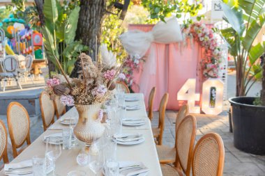 40. yaş günü partisi için şık bir açık hava yemek masası.