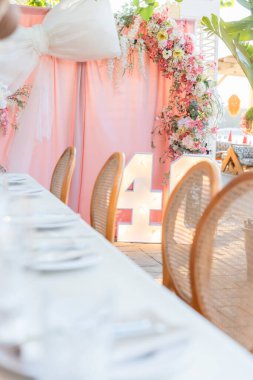 40. yaş günü partisi için şık bir açık hava yemek masası.