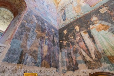 Canlı freskler Studenica Manastırı 'nın iç duvarlarını süslüyor, Bizans dini sanatını, tarihi Sırp mimarisini ve ruhani mirasını kutsal bir ortamda sergiliyor..