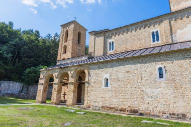 Studenica Manastırı tarihi çan kulesi ve kemerli kapı.