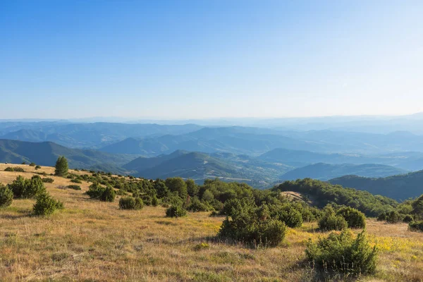 Altın Çayırlık Dağ Vadisi Gün batımında Katmanlı Tepeler