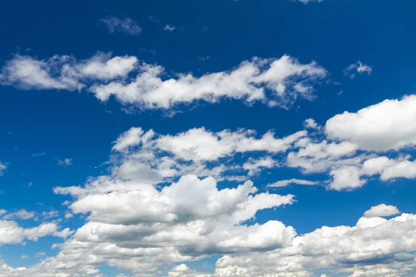 Blauwe Lucht Met Kleine Witte Wolken — Stockfoto