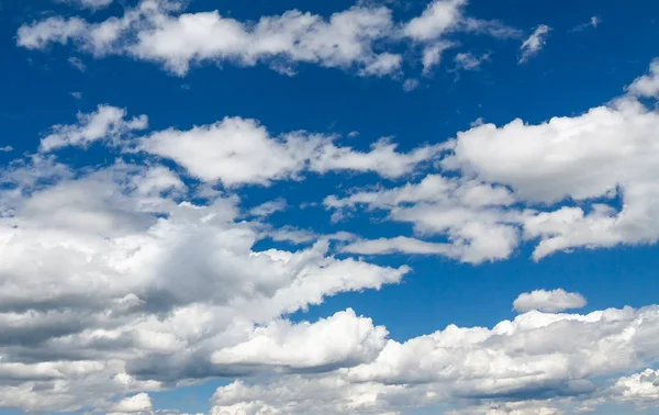 Cielo Azul Con Pequeñas Nubes Blancas —  Fotos de Stock