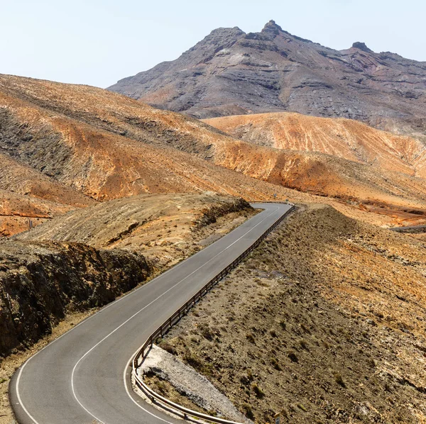 Estrada Que Cruza Paisagem Vulcânica Fuertevendura Ilhas Canárias — Fotografia de Stock