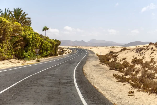 Estrada Sinuosa Que Atravessa Parque Natural Corralejo Fuerteventura Canay Islands — Fotografia de Stock