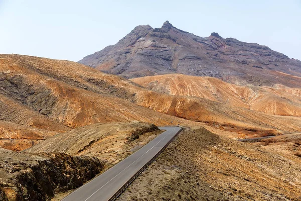 Δρόμο Που Διασχίζει Ηφαιστειακό Τοπίο Στην Fuertevendura Κανάριοι Νήσοι — Φωτογραφία Αρχείου