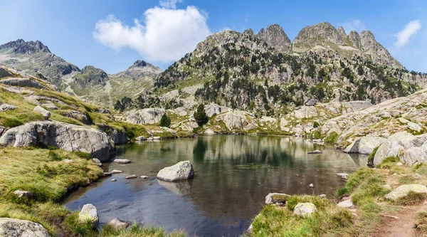 Hochgebirgssee Den Pyrenäen — Stockfoto