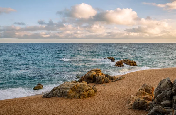 Gyönyörű strand a Costa Brava napnyugtakor, Catalonia — Stock Fotó