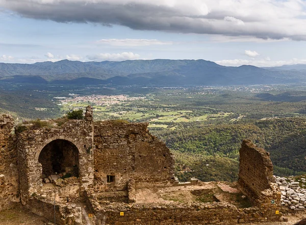Κάστρο montsoriu στην κορυφή ενός λόφου, Καταλωνία — Φωτογραφία Αρχείου