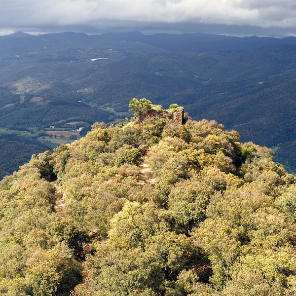 Torre medieval en la cima de un granizo en el macizo del Montseny, Cataluña —  Fotos de Stock