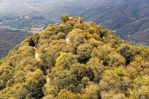 Torre medieval en la cima de un granizo en el macizo del Montseny, Cataluña —  Fotos de Stock