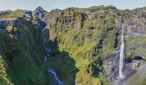 Mulagljufur kaňon a vodopád na Islandu — Stock fotografie