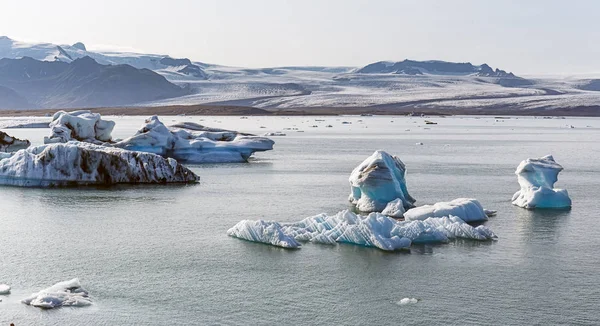 Icebergs flutuantes em Jokulsarlon Glacier Lagoon, Islândia — Fotografia de Stock