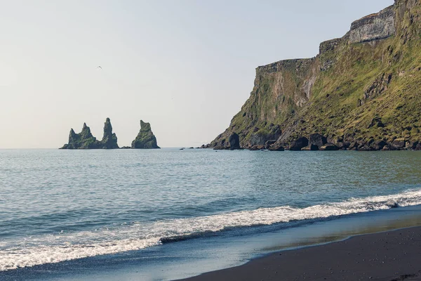 Reynisdrangar Cliffs e pilhas de mar em Vik, Islândia — Fotografia de Stock