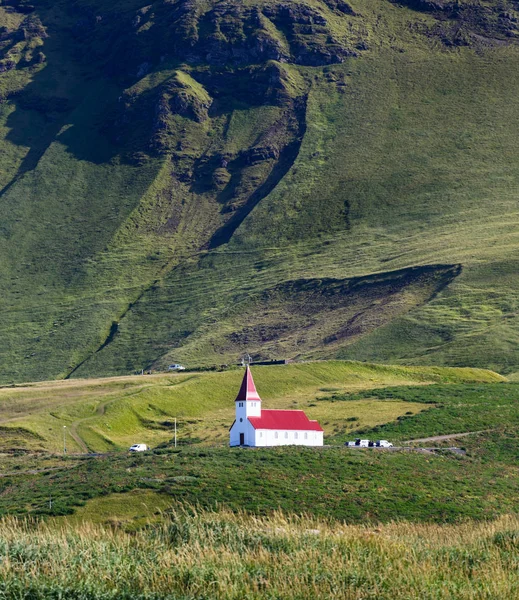 Kerk op een heuvel in Vik, zuidelijk IJsland — Stockfoto