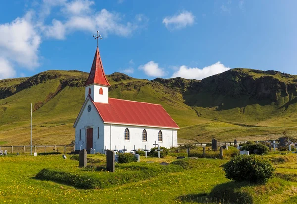 冰岛的雷诺斯基贾教堂 — 图库照片