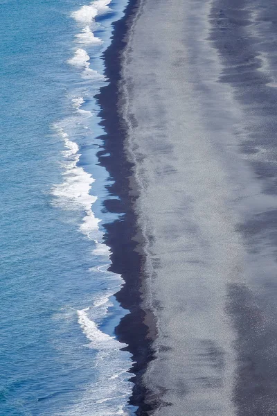 Black Beach et Seashore vu de DyrhXolaey Cliffs, Islande — Photo