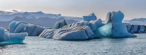 Drijvende ijsbergen in jokulsarlon gletsjer lagune, IJsland — Stockfoto