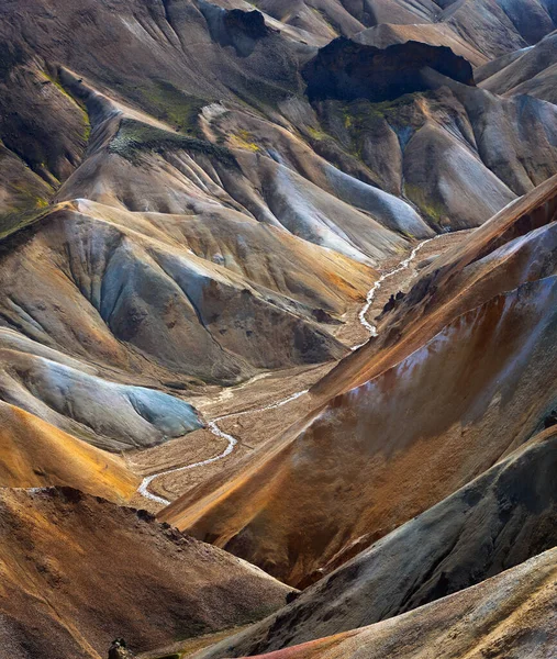 Река вдоль долины в Landmannalaugar среди красочных гор — стоковое фото