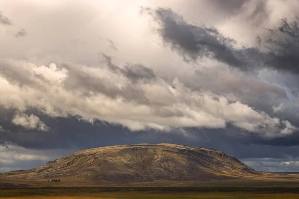 Hermosas nubes en la cima de un paisaje de montaña en Islandia —  Fotos de Stock