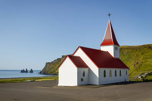 Kirche mit Blick auf Vik, Südisland — Stockfoto