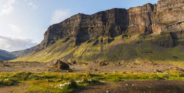 Гора ломаньупар, дивовижний краєвид уздовж маршруту 1, Ісландія — стокове фото