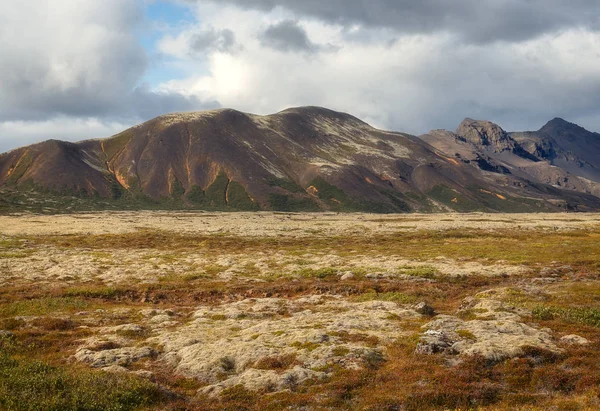 Вулканічна ландшафтна панорама в Ісландії — стокове фото