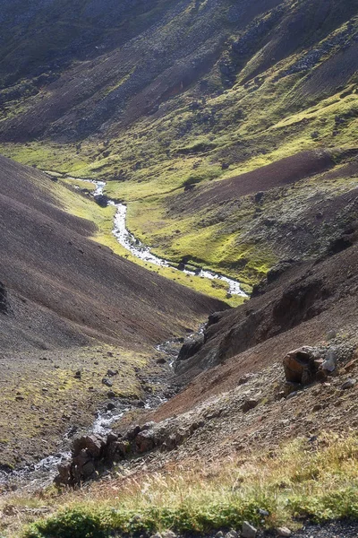 Река вдоль V-образной долины Исландии — стоковое фото
