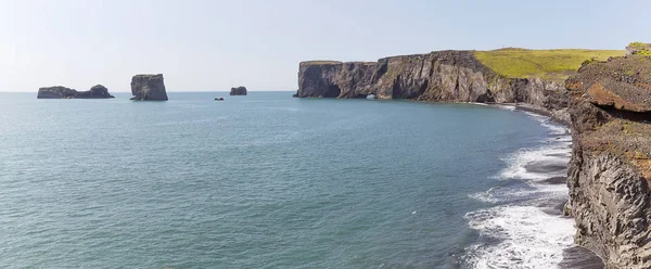 Blick über dyrholaey cliffs vom berühmten schwarzen Strand von Reynis — Stockfoto