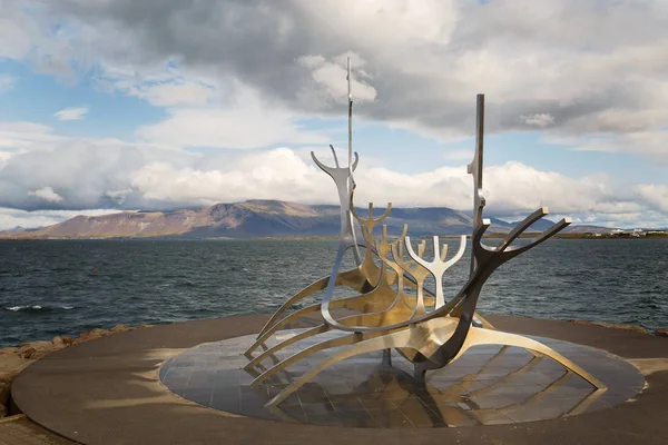 Скульптура "Вояджер Солнца" в Рейкьявике, Исландия — стоковое фото
