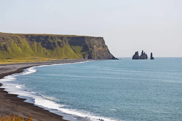 Reynisdrangar sea-stacks na praia de Kirkjufjara, na Islândia — Fotografia de Stock