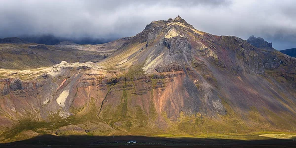 Hermosa montaña brumosa andscape en la Península de Snaefellsnes —  Fotos de Stock