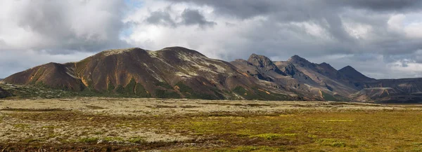 Sopečná krajina v rezervaci Reykjanesfolkvangur na Islandu — Stock fotografie