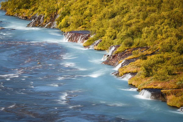Vista de la colorida cascada de Hraunfossar, Islandia —  Fotos de Stock