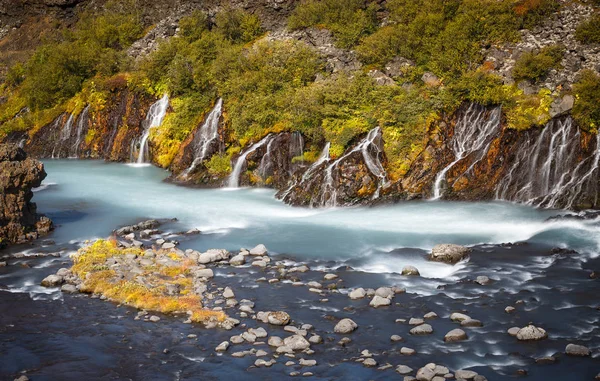 Pohled na barevný Hraunfossar Vodopád, Island — Stock fotografie