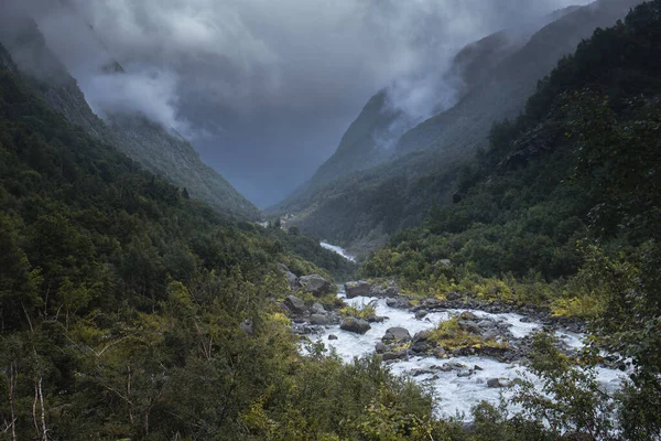 Dramatyczny Widok Rzekę Lodowca Buerbreen Dół Doliny Odda Norwegia — Zdjęcie stockowe