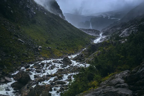 Dramatique Moody Vue Sur Rivière Venant Glacier Buerbreen Odda Norvège — Photo