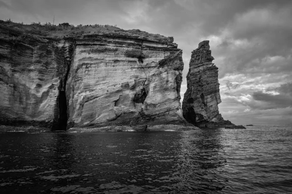 Σχηματισμοί Βράχων Στο Νησί Vila Franca Campo Στο Σάο Μιγκέλ — Φωτογραφία Αρχείου