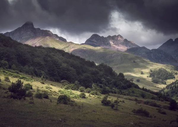 Pirineos Montañas Ldramatic Moody Andscape Huesca España — Foto de Stock